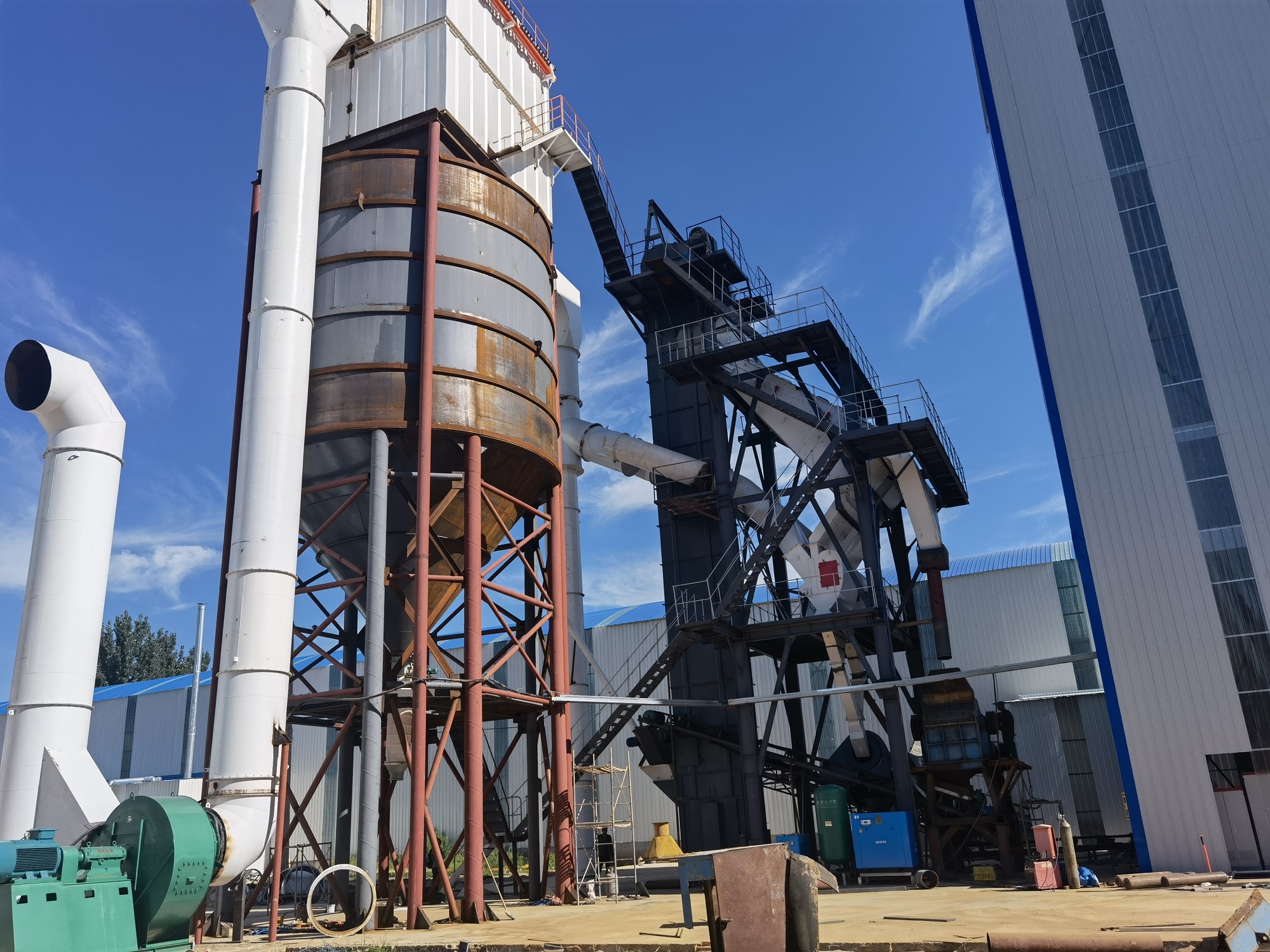 投資石灰石制砂生產(chǎn)線如何選擇設備？制砂樓怎么樣？